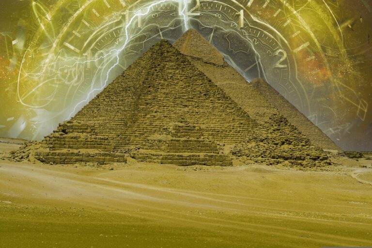 pyramide égyptienne avec horloge derrière, solstice 21 décembre 2020