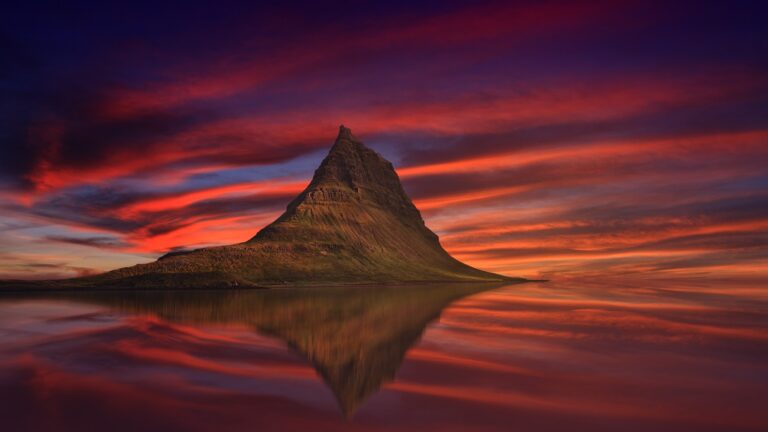 montagne dans les fjords avec couleurs boréales