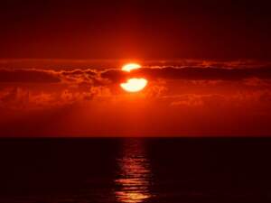 Bouleversement radical avec la Pleine Lune en Verseau, coucher de soleil ciel rougeoyant