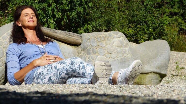femme ménopausée sereine allongée au soleil